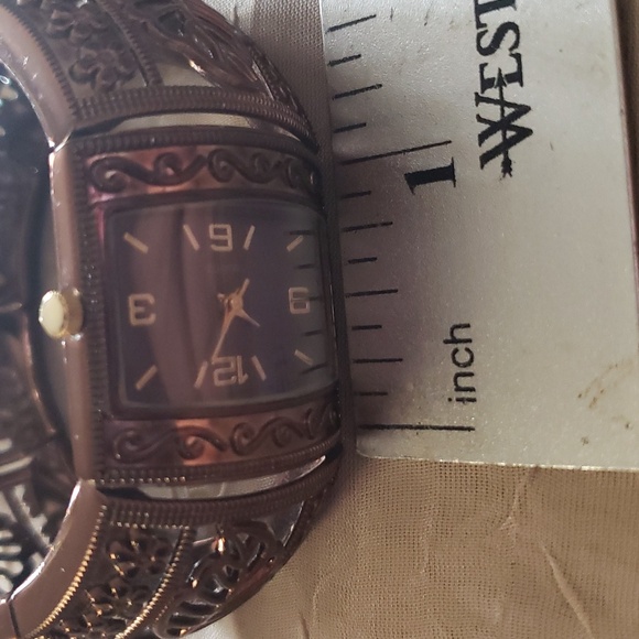 Floral Motifs, a Beautiful Copper Quartz Women's Watch Bracelet . - Picture 11 of 12